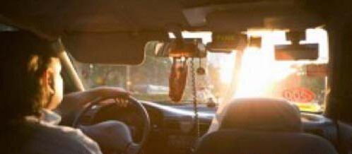 圖3 眩光不僅造成人眼不適且大大降低了夜間駕車(chē)的安全系數(shù)