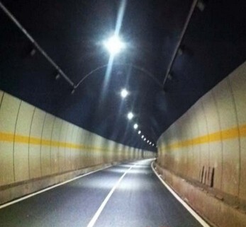 圖1 隧道照明路面有明顯的斑馬線(xiàn)
