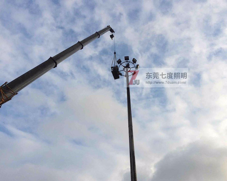 東莞七度照明LED高桿燈安裝現(xiàn)場(chǎng)圖片