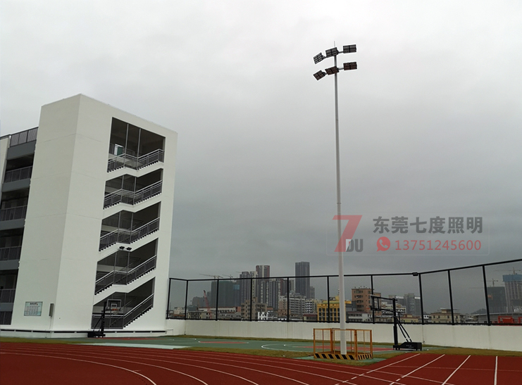 學(xué)校操場15米6x400W高桿燈現(xiàn)場實例圖片
